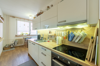 aktuální stav_stůl se židlemi patří součásným nájemcům - Pronájem bytu 3+1 v osobním vlastnictví 72 m², Vsetín