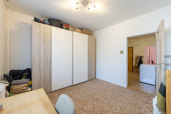 nábytek není součástí a patří současným nájemcům - Pronájem bytu 3+1 v osobním vlastnictví 72 m², Vsetín