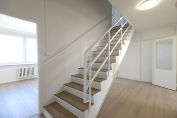 schody - Pronájem bytu 4+1 v osobním vlastnictví 78 m², Praha 4 - Krč 