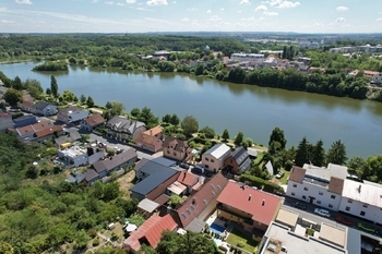 dům a Kyjský rybník - Prodej domu 225 m², Praha 9 - Kyje