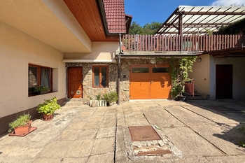 dvůr - Prodej domu 225 m², Praha 9 - Kyje