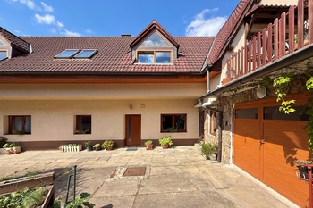 vstup do bytu 2 - Prodej domu 225 m², Praha 9 - Kyje