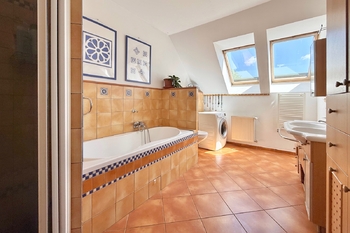 byt 1 - koupelna - Prodej domu 225 m², Praha 9 - Kyje