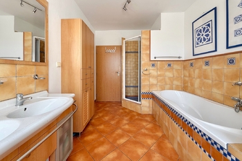 byt 1 - koupelna - Prodej domu 225 m², Praha 9 - Kyje