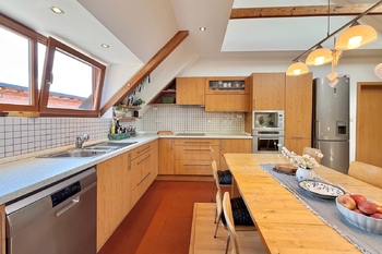byt 1 - obývací pokoj + kk - Prodej domu 225 m², Praha 9 - Kyje