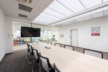 Pronájem kancelářských prostor 2800 m², Praha 9 - Vysočany