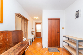 Chodba přízemí. - Prodej domu 178 m², Tatce