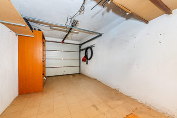Garáž v přízemí. - Prodej domu 178 m², Tatce