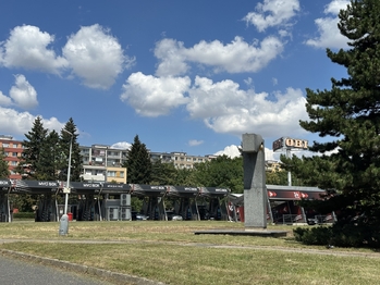 okolí domu - Prodej bytu 3+kk v družstevním vlastnictví 72 m², Praha 9 - Prosek