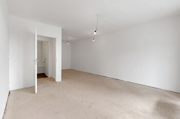 obývací pokoj + kuchyňský kout - Prodej bytu 3+kk v družstevním vlastnictví 72 m², Praha 9 - Prosek