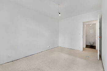 prostřední pokoj (ložnice) - Prodej bytu 3+kk v družstevním vlastnictví 72 m², Praha 9 - Prosek