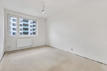 prostřední pokoj (ložnice) - Prodej bytu 3+kk v družstevním vlastnictví 72 m², Praha 9 - Prosek