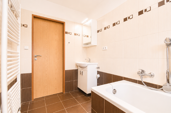 Koupelna - Pronájem bytu 3+kk v osobním vlastnictví 68 m², Velké Poříčí
