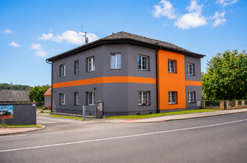 Pohled na dům z ulice - Pronájem bytu 3+kk v osobním vlastnictví 68 m², Velké Poříčí 