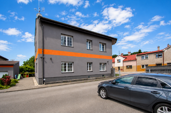 Pohled na dům z parkoviště - Pronájem bytu 3+kk v osobním vlastnictví 68 m², Velké Poříčí
