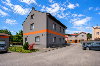 Pohled na dům z parkoviště - Pronájem bytu 3+kk v osobním vlastnictví 68 m², Velké Poříčí