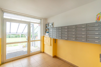Vstupní prostor bytového domu  - Prodej bytu 3+1 v družstevním vlastnictví 68 m², Praha 9 - Kyje