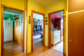 Vstupní hala se vstupy do pokojů  - Prodej bytu 3+1 v družstevním vlastnictví 68 m², Praha 9 - Kyje