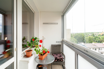Prosklená lodžie  - Prodej bytu 3+1 v družstevním vlastnictví 68 m², Praha 9 - Kyje