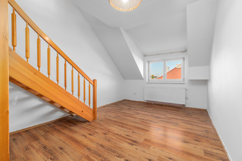 Obývací pokoj / ložnice - Prodej bytu 2+1 v osobním vlastnictví 70 m², Plzeň