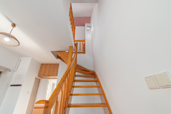 Schody do patra - Prodej bytu 2+1 v osobním vlastnictví 70 m², Plzeň