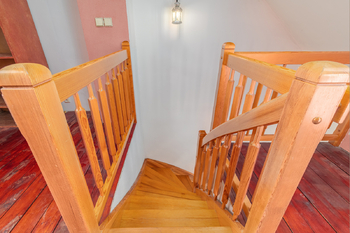 Schody do patra - Prodej bytu 2+1 v osobním vlastnictví 70 m², Plzeň