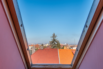 Pohled z okna - Prodej bytu 2+1 v osobním vlastnictví 70 m², Plzeň
