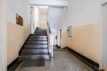 SCHODIŠTĚ BYTOVÉHO DOMU - Prodej bytu 3+kk v osobním vlastnictví 144 m², Praha 3 - Žižkov