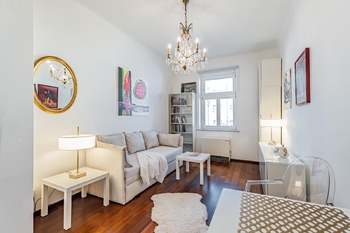 Pohled na obývací pokoj z kuchyně - Pronájem bytu 1+kk v osobním vlastnictví 28 m², Praha 6 - Břevnov