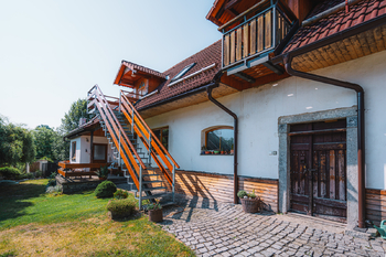 Vstup do patra do druhé bytové jednotky  - Prodej domu 240 m², Počaply