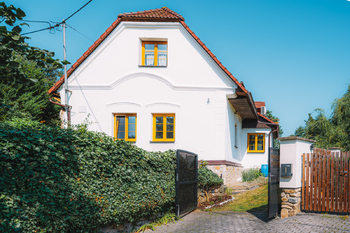 Přední část domu se spodním vjezdem  - Prodej domu 240 m², Počaply