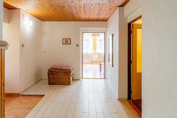 Přízemí domu / chodba se vstupy do pokojů  - Prodej domu 240 m², Počaply