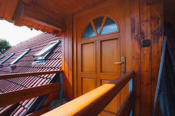Vstup do druhé bytové jednotky v patře domu  - Prodej domu 240 m², Počaply