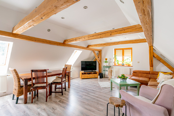 Obývací pokoj s jídelnou v patře domu  - Prodej domu 240 m², Počaply