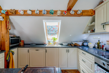 Kuchyně v patře domu  - Prodej domu 240 m², Počaply