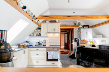 Kuchyně v patře domu  - Prodej domu 240 m², Počaply