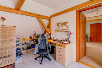 Pracovna v patře domu  - Prodej domu 240 m², Počaply