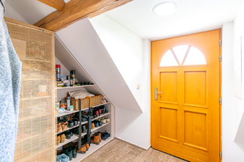 Zádveří bytu v patře domu - Prodej domu 240 m², Počaply