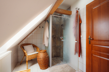 Koupelna v patře domu  - Prodej domu 240 m², Počaply