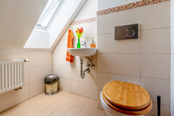 Samostatné wc v patře domu  - Prodej domu 240 m², Počaply