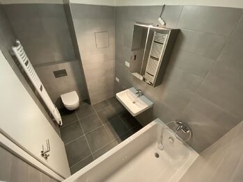 Koupelna 1 - Pronájem bytu 2+kk v osobním vlastnictví 54 m², Praha 4 - Modřany