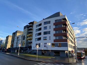 Pohled na dům - Pronájem bytu 2+kk v osobním vlastnictví 54 m², Praha 4 - Modřany