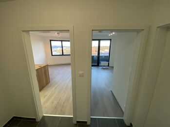 Pohled do pokojů - Pronájem bytu 2+kk v osobním vlastnictví 54 m², Praha 4 - Modřany