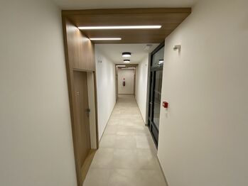 Společná chodba na patře - Pronájem bytu 2+kk v osobním vlastnictví 54 m², Praha 4 - Modřany
