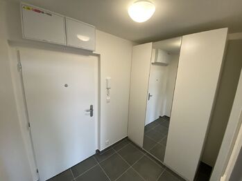 Zádveří 2 se skříní - Pronájem bytu 2+kk v osobním vlastnictví 54 m², Praha 4 - Modřany