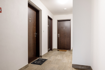 vstupní dveře - Pronájem bytu 2+kk v osobním vlastnictví 57 m², Praha 4 - Kamýk