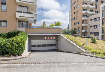 vjezd do garáže - Pronájem bytu 2+kk v osobním vlastnictví 57 m², Praha 4 - Kamýk