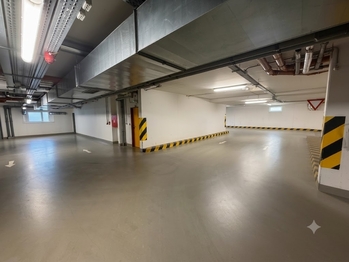Vstup do domu + vjezd do garáží. - Prodej bytu 2+kk v osobním vlastnictví 61 m², Praha 9 - Letňany