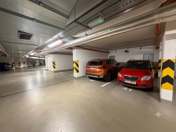 Garáž v přízemí domu + GS a samostatný zděný sklep k bytu! - Prodej bytu 2+kk v osobním vlastnictví 61 m², Praha 9 - Letňany