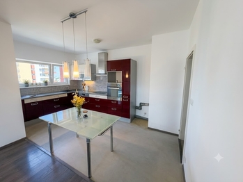 KK s prostorem pro jídelní stůl - aktuální stav. - Prodej bytu 2+kk v osobním vlastnictví 61 m², Praha 9 - Letňany